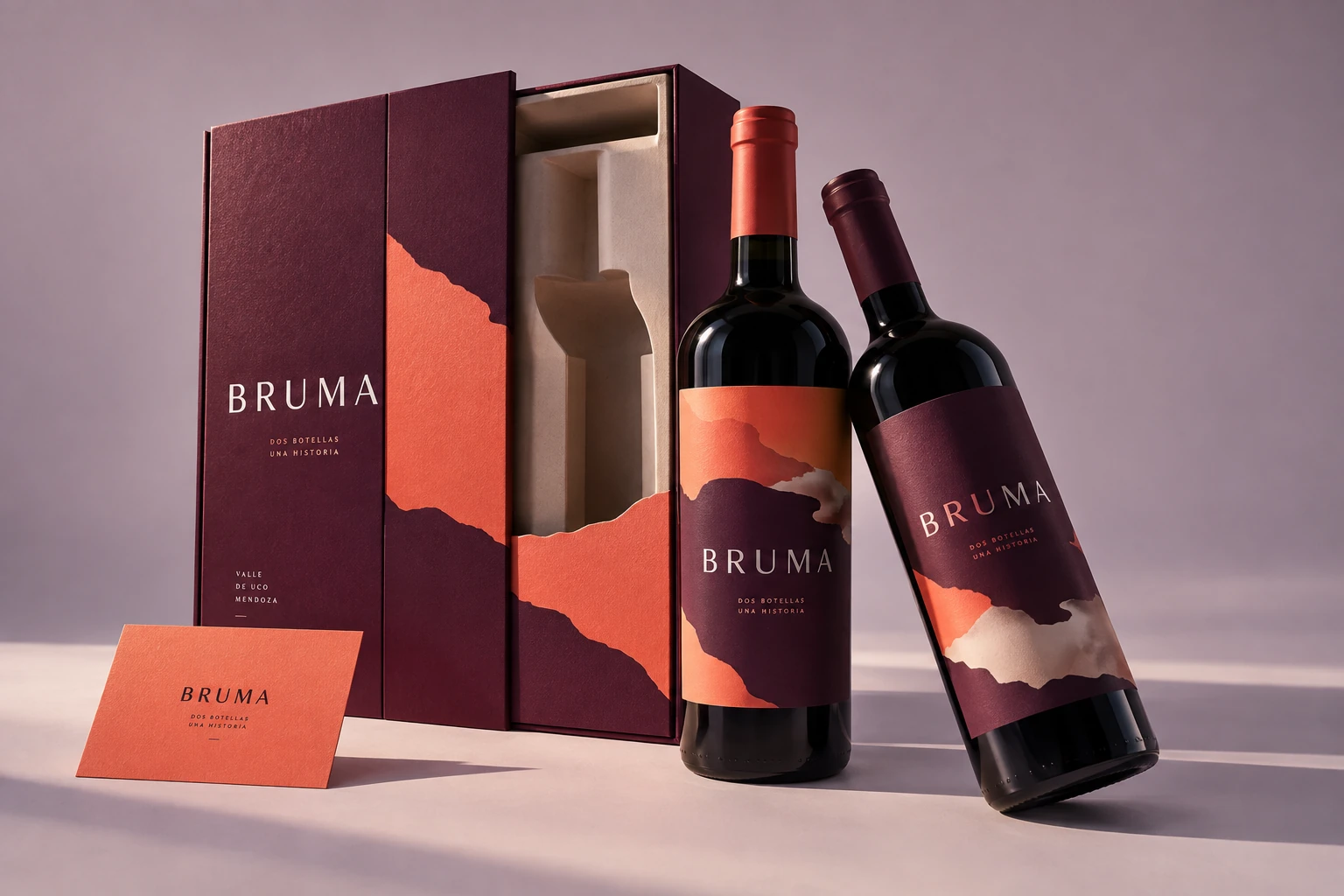Concepto Bruma: dos botellas con etiquetas coral y ciruela, un estuche y una tarjeta. Imagen generada.